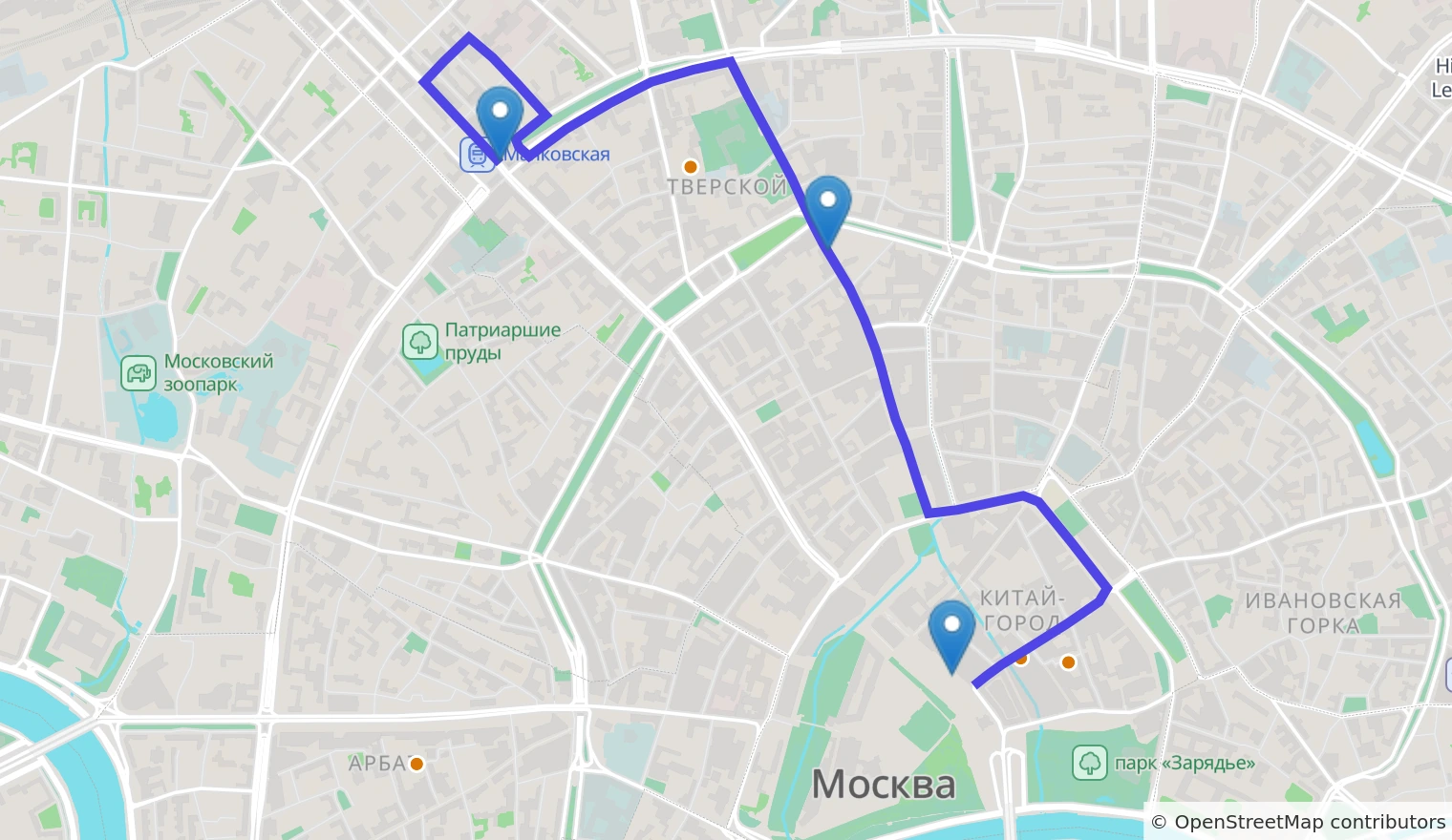 Статичная карта центра Москвы с тремя метками и маршрутом, нарисованным синей линией